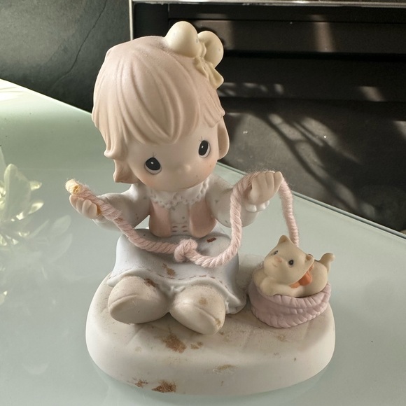 Precious Moments Collectable Figurine little girl with kitten and yarn - Picture 2 of 2